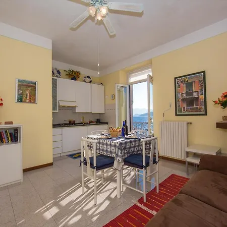 Appartamento Sleeps 4 Varenna